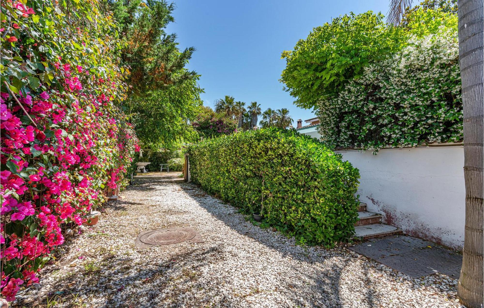Beautiful Home In Fiumicino With Wifi Kültér fotó
